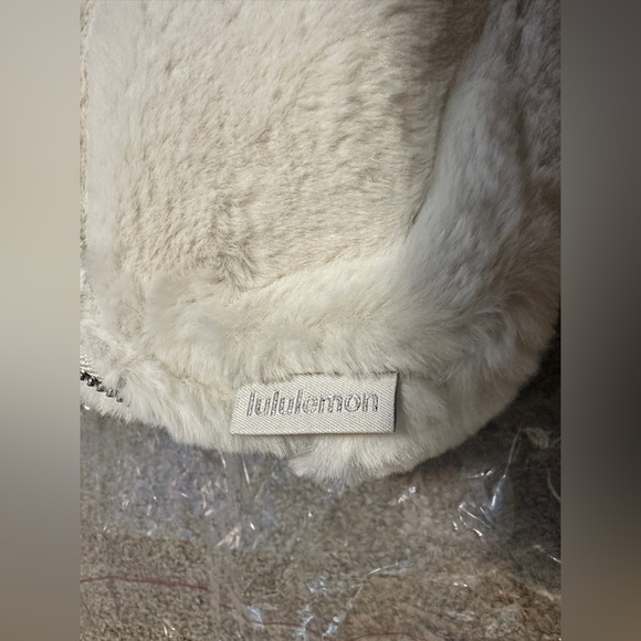 Lululemon Everywhere Belt Bag Plush Fleece Bone ( White)/ Silver 7.5” x 5” - Picture 9 of 16